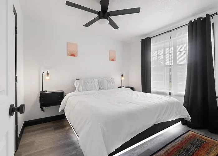 The Hosta Hangout - A Luxury Haven Holiday home Pensacola