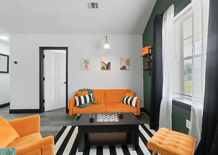 The Hosta Hangout - A Luxury Haven Holiday home Pensacola