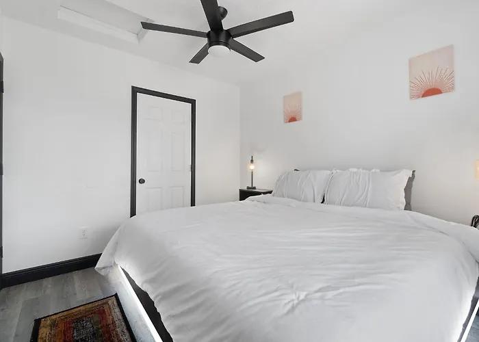 The Hosta Hangout - A Luxury Haven * Pensacola