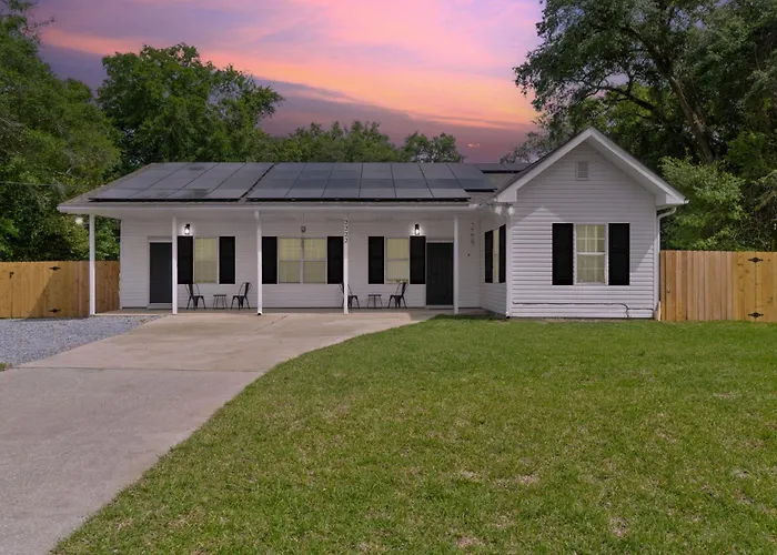 The Hosta Hangout - A Luxury Haven * Pensacola
