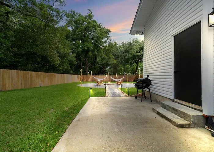 The Hosta Hangout - A Luxury Haven Holiday home Pensacola